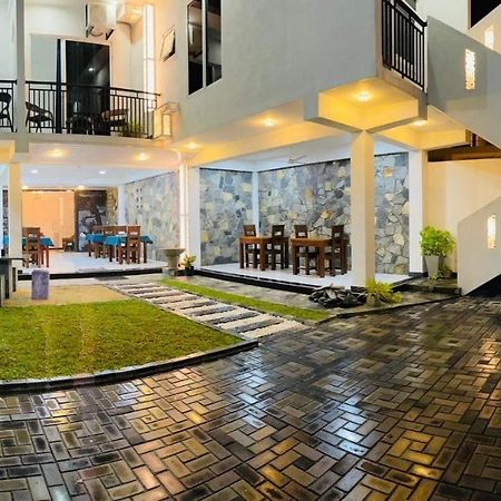 Funwhales Rest House Negombo Exteriör bild
