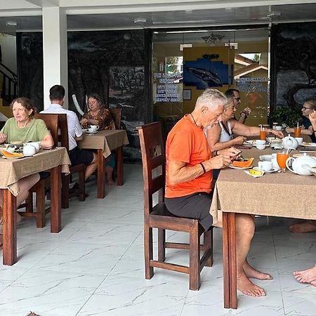 Funwhales Rest House Negombo Exteriör bild