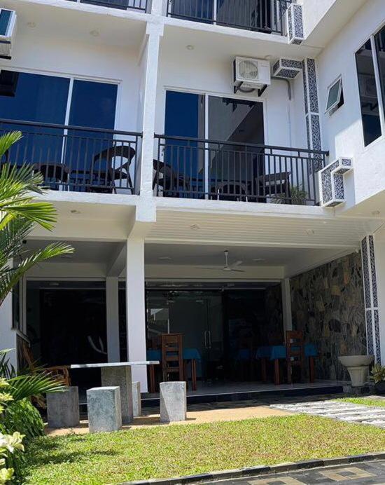 Funwhales Rest House Negombo Exteriör bild