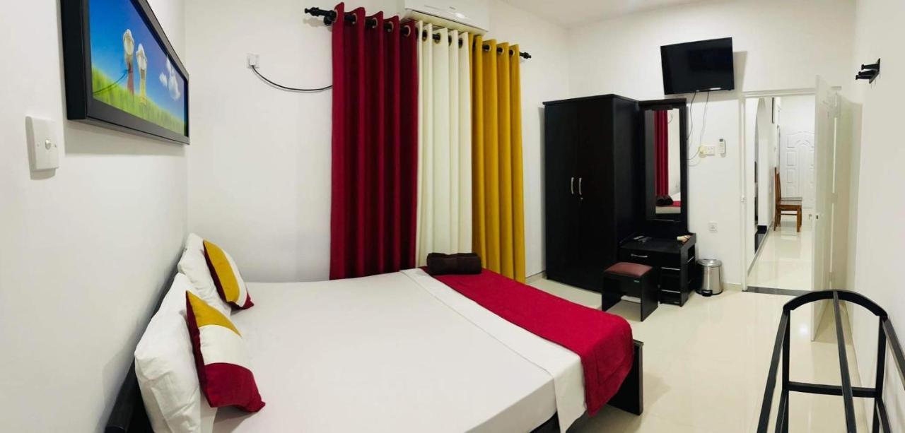 Funwhales Rest House Negombo Exteriör bild