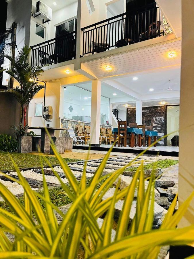 Funwhales Rest House Negombo Exteriör bild