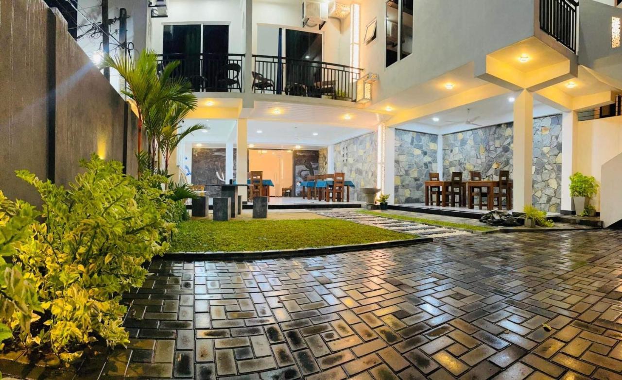 Funwhales Rest House Negombo Exteriör bild