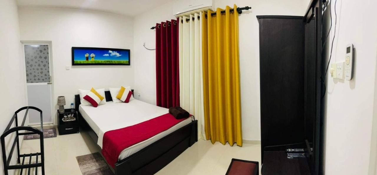 Funwhales Rest House Negombo Exteriör bild