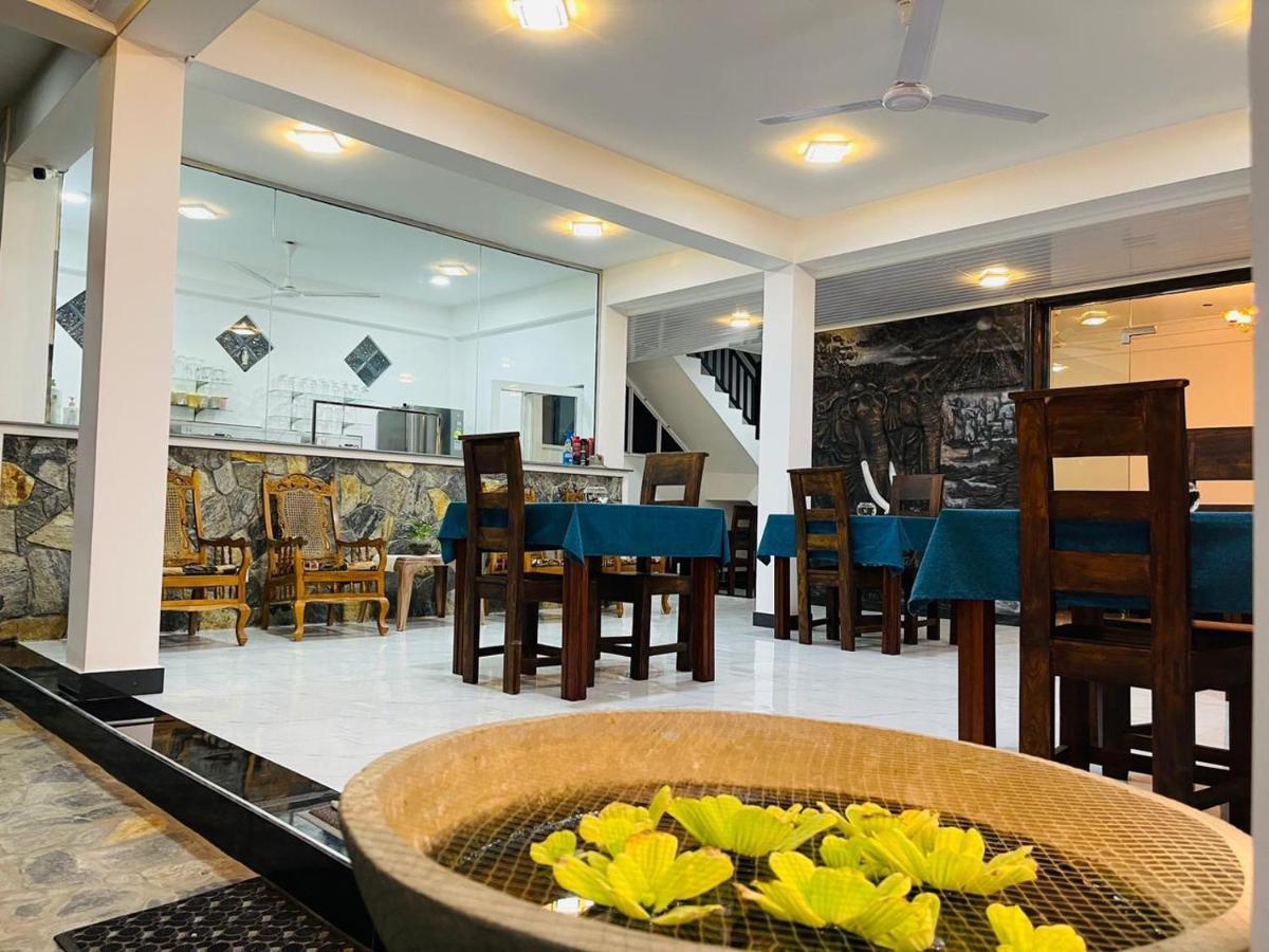 Funwhales Rest House Negombo Exteriör bild