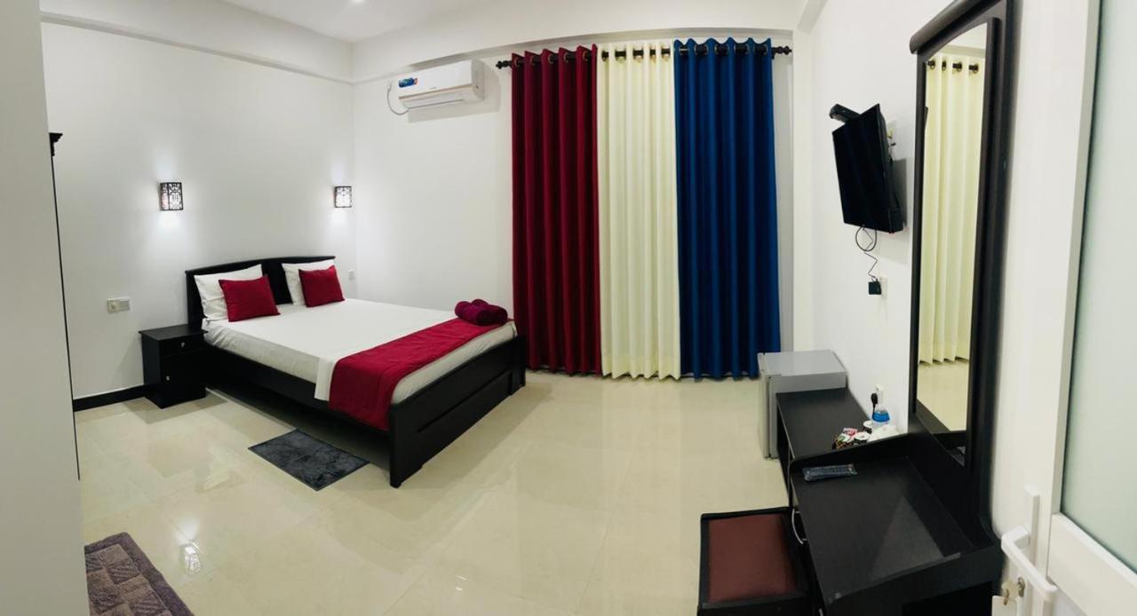 Funwhales Rest House Negombo Exteriör bild