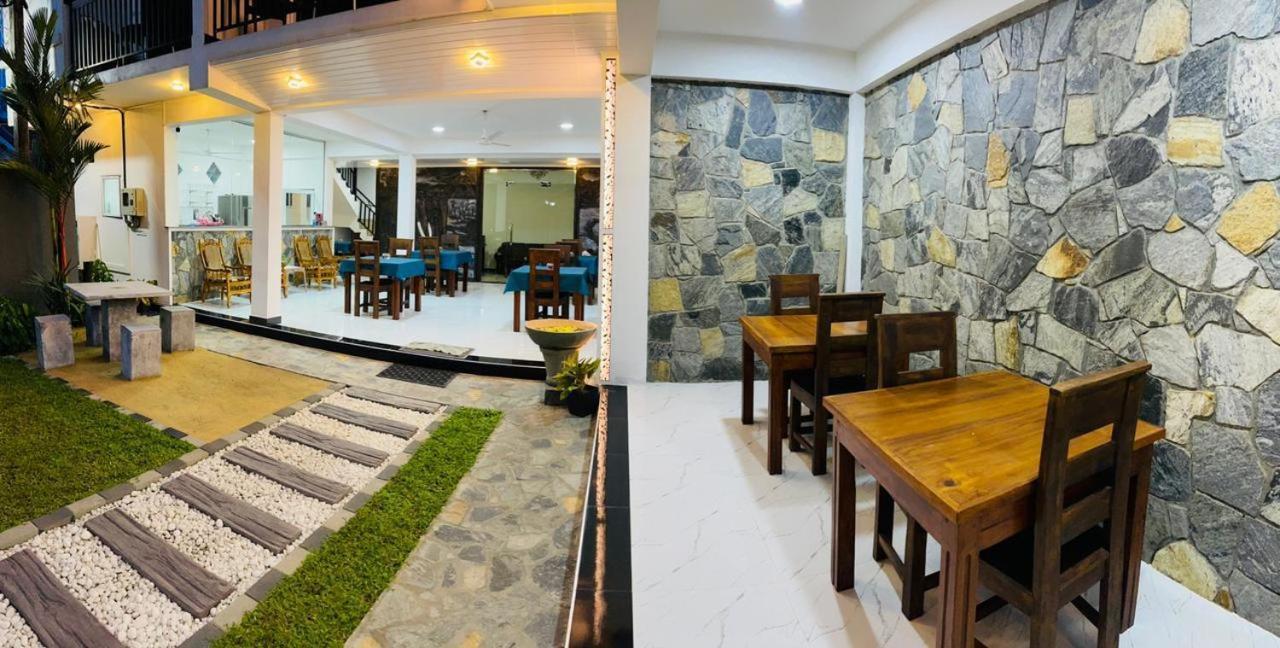 Funwhales Rest House Negombo Exteriör bild