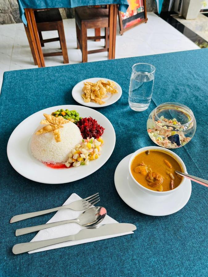 Funwhales Rest House Negombo Exteriör bild