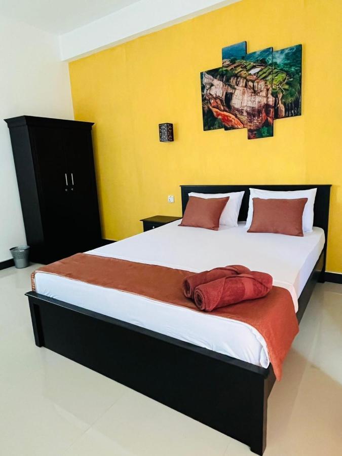 Funwhales Rest House Negombo Exteriör bild