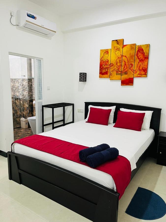 Funwhales Rest House Negombo Exteriör bild