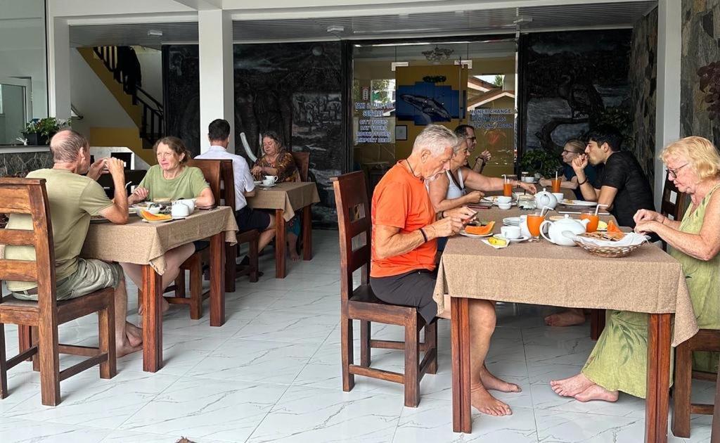 Funwhales Rest House Negombo Exteriör bild