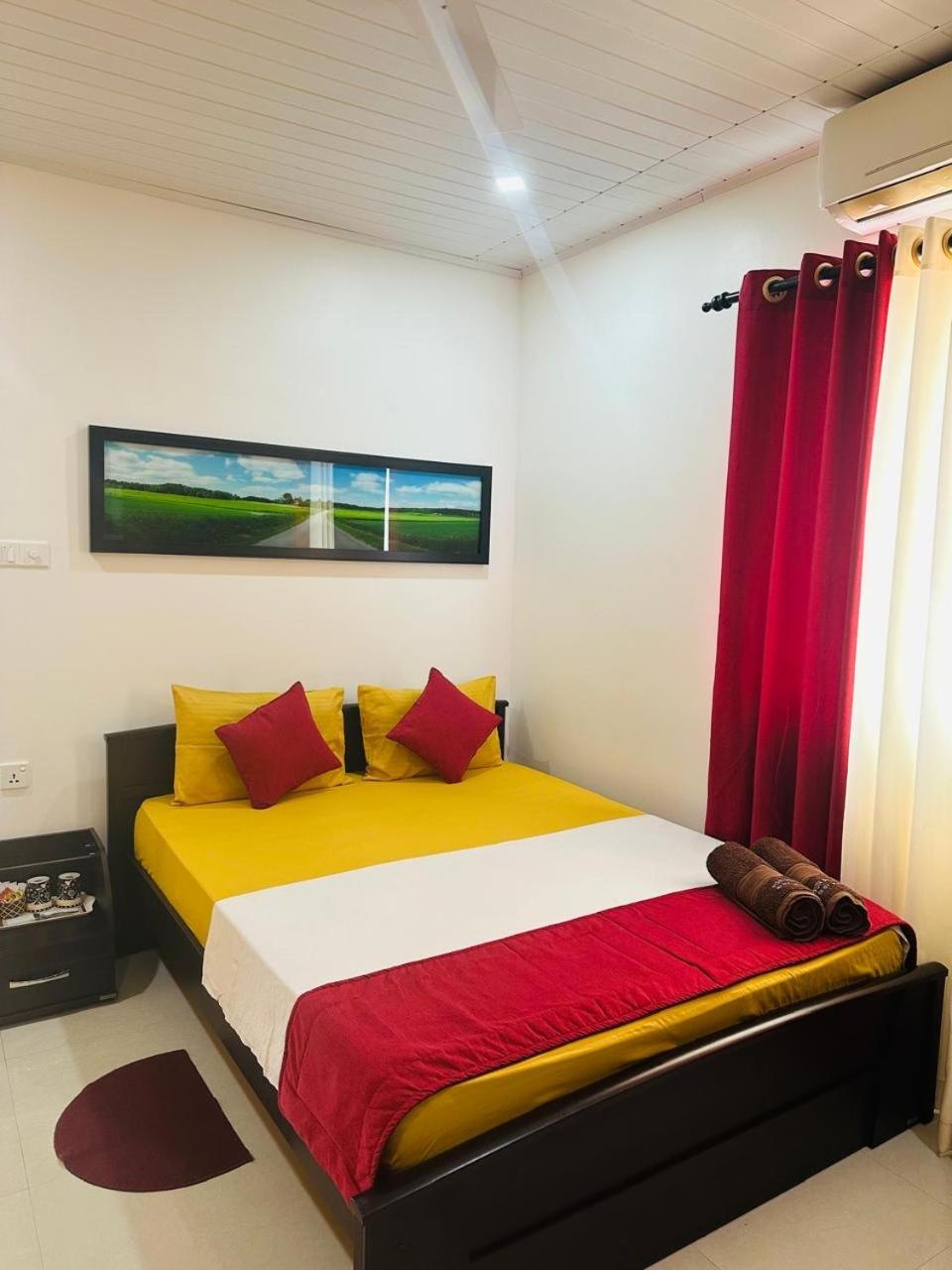 Funwhales Rest House Negombo Exteriör bild