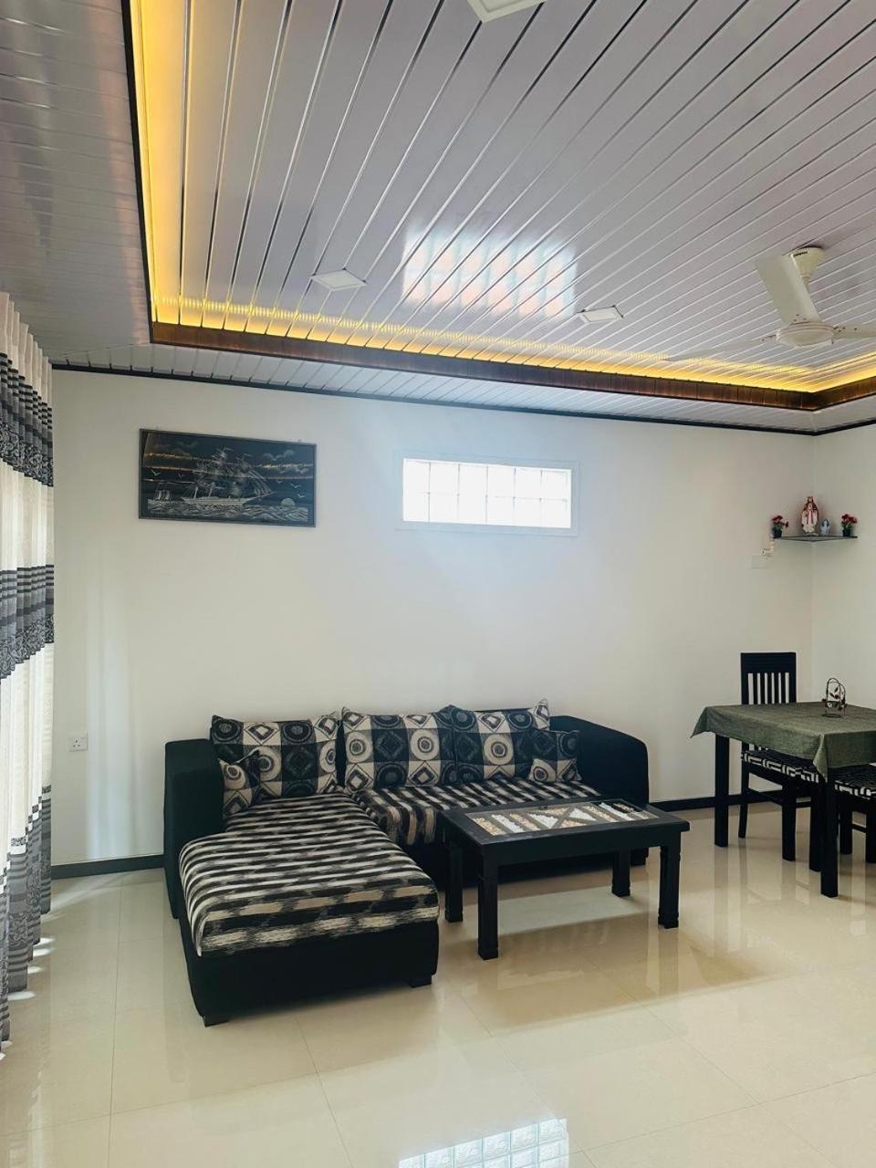 Funwhales Rest House Negombo Exteriör bild