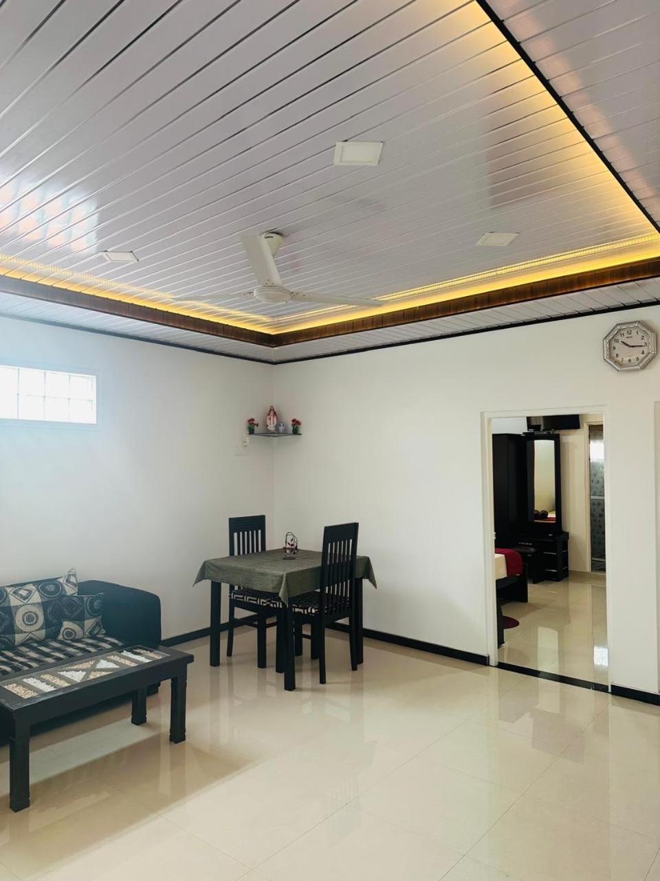 Funwhales Rest House Negombo Exteriör bild